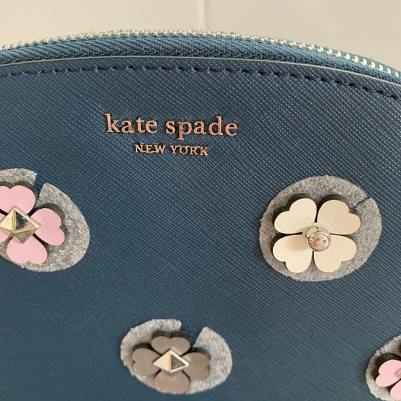 NWT Kate Spade Cameron Spade Flower Appliqué  Dome Blue  Medium Dome Cosmetics - Picture 3 of 12